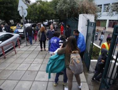 Eurostat: Λιγότερα παιδιά και σε μεγαλύτερη ηλικία για τις Ελληνίδες μητέρες